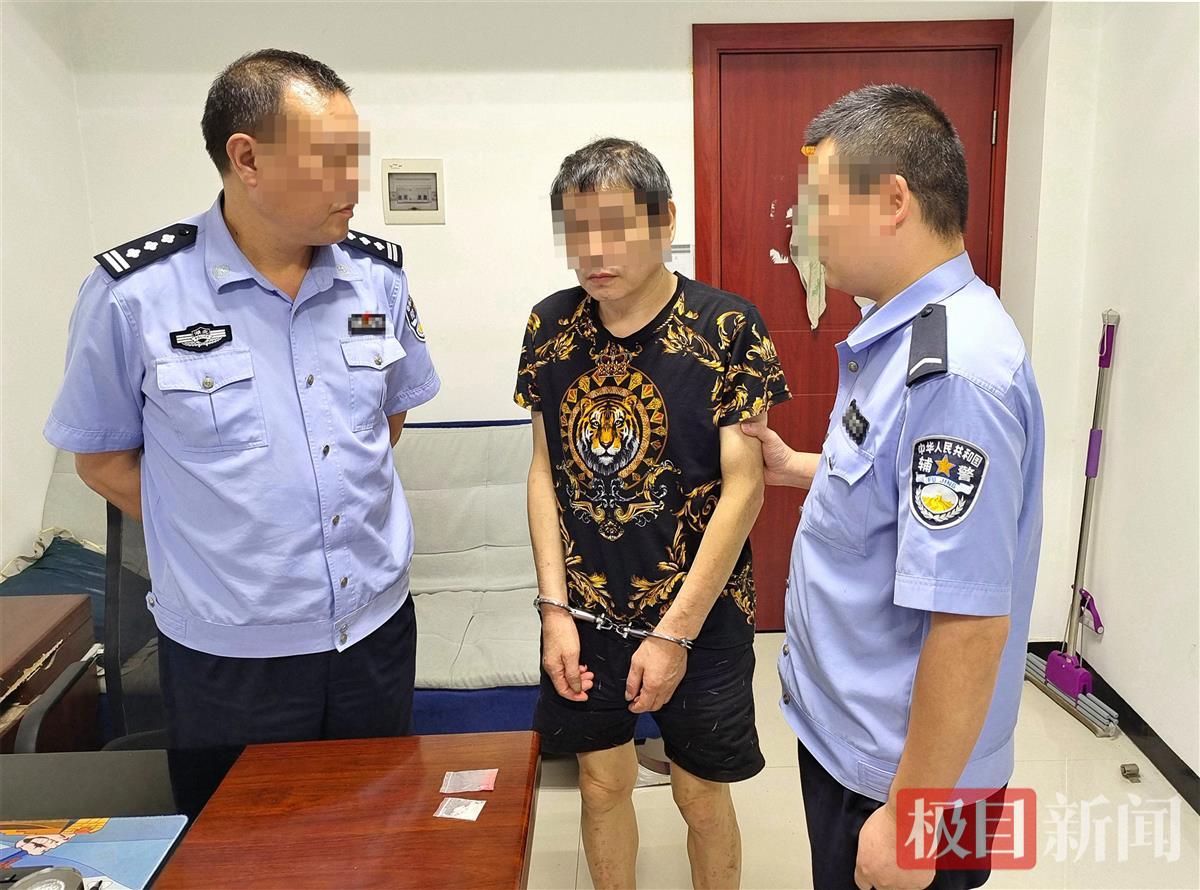 图2：民警抓获贩毒犯罪嫌疑人。.jpg