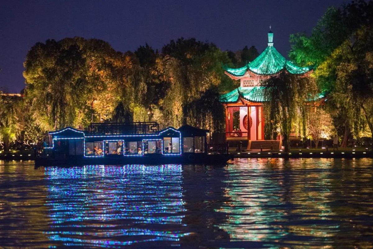东湖夜游船.jpg