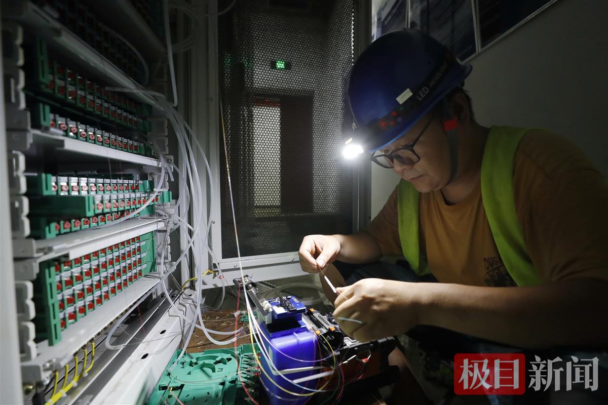 工作人员接隧道信号线。袁永华 摄.JPG