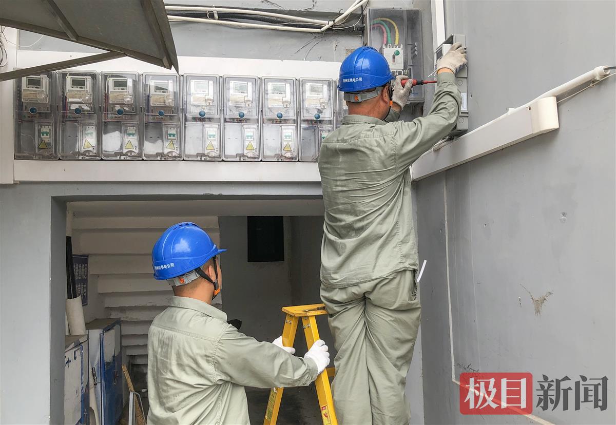 8月19日，国网荆州区供电公司工作人员在为张新华安装充电桩电表 （极目新闻记者 黄志刚 摄）.jpg