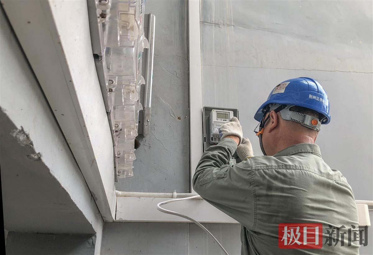 8月19日，国网荆州区供电公司工作人员在为张新华安装充电桩电表（极目新闻记者 黄志刚 摄）.jpg