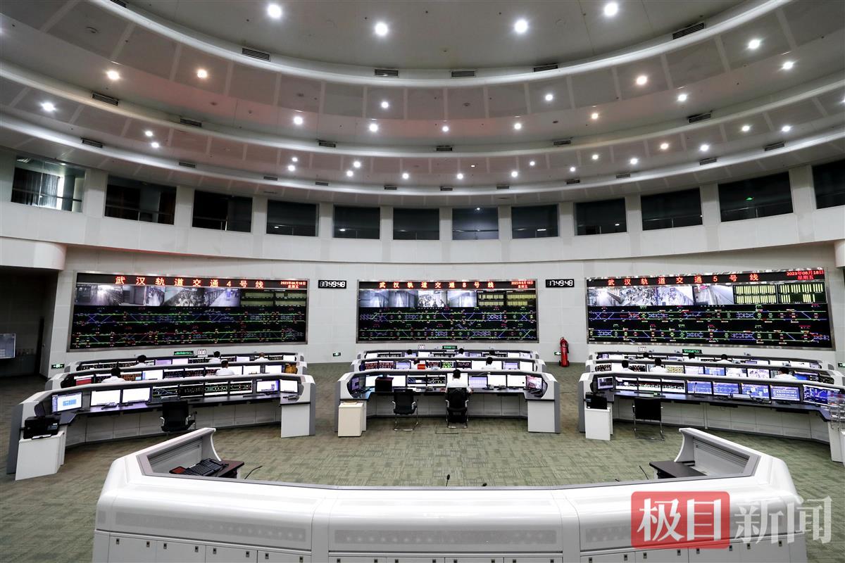 8月18日，晚高峰，武汉市轨道交通4号、5号、8号线行车调试员组织安全运行。袁永华 摄.jpg