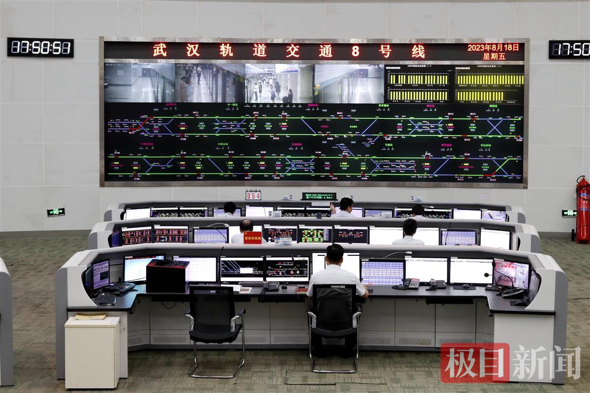 8月18日晚高峰，武汉市轨道交通8号线调度员指挥列车运行。袁永华 摄.jpg