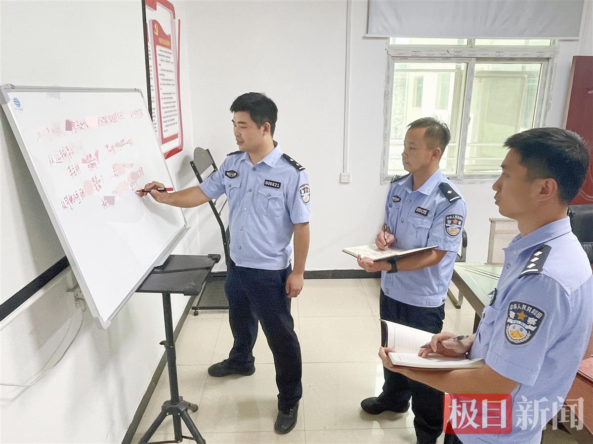 民警侦查案情.jpg