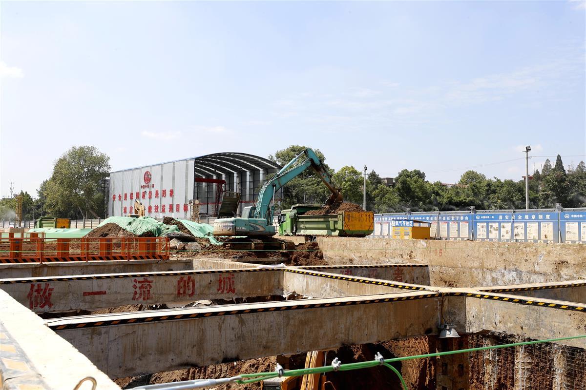 车站采用明挖法施工，确保了渣土高效转运。袁永华 摄.JPG