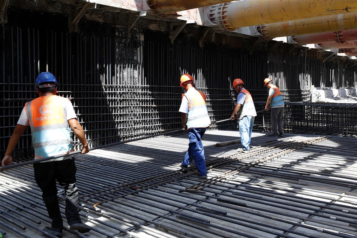 地铁建设者为车站底板浇筑转运钢筋。袁永华 摄.JPG