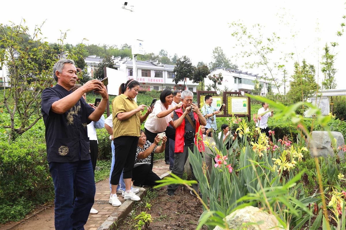 农民朋友“玩转”手机摄影（通讯员供图）