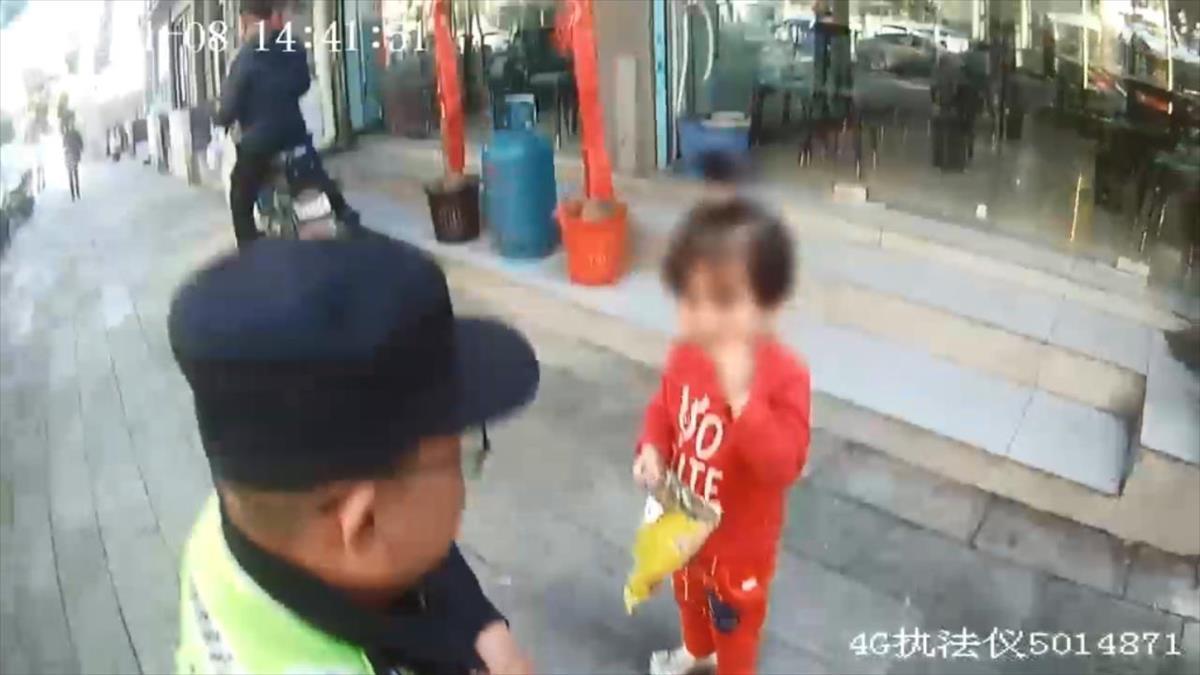 两岁小女孩从麻将馆走失，民警抱着孩子找到奶奶不该存在的秘密是什么？