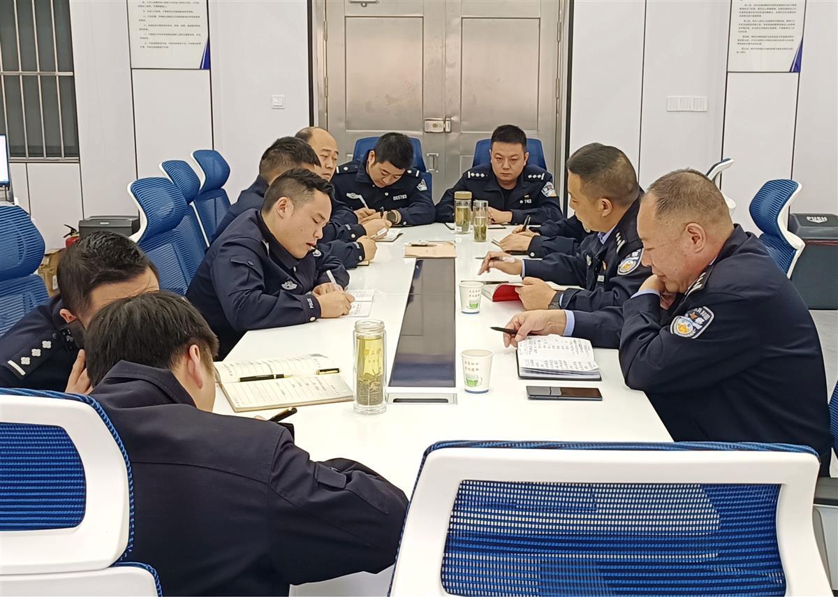 图1：保康专案组民警在研判案情.jpg