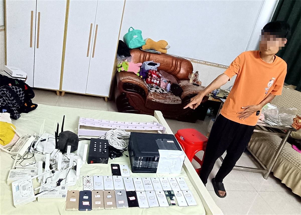 图2：犯罪嫌疑人在指认作案工具.jpg