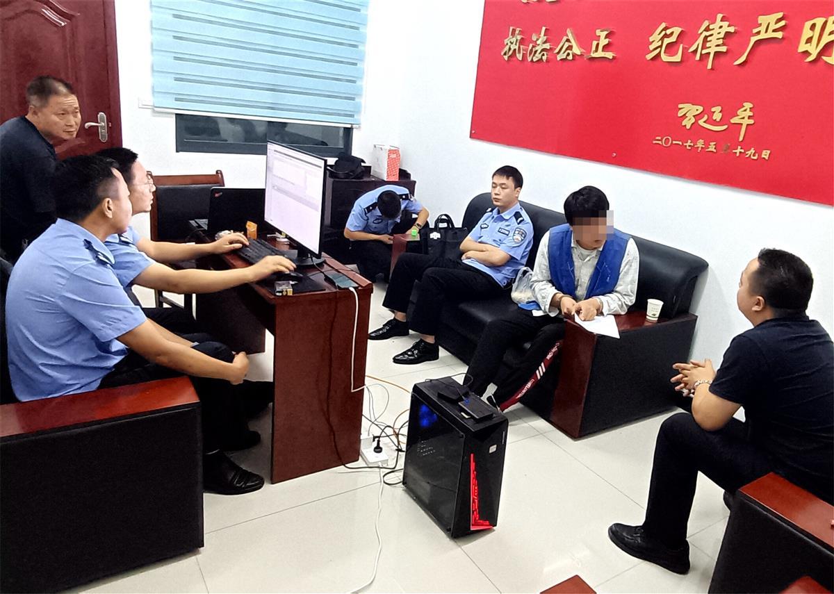图3：专案组民警突审犯罪嫌疑人.jpg