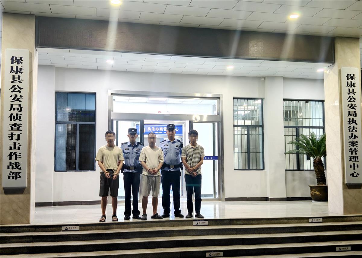 图5：民警押解犯罪嫌疑人回保康.jpg