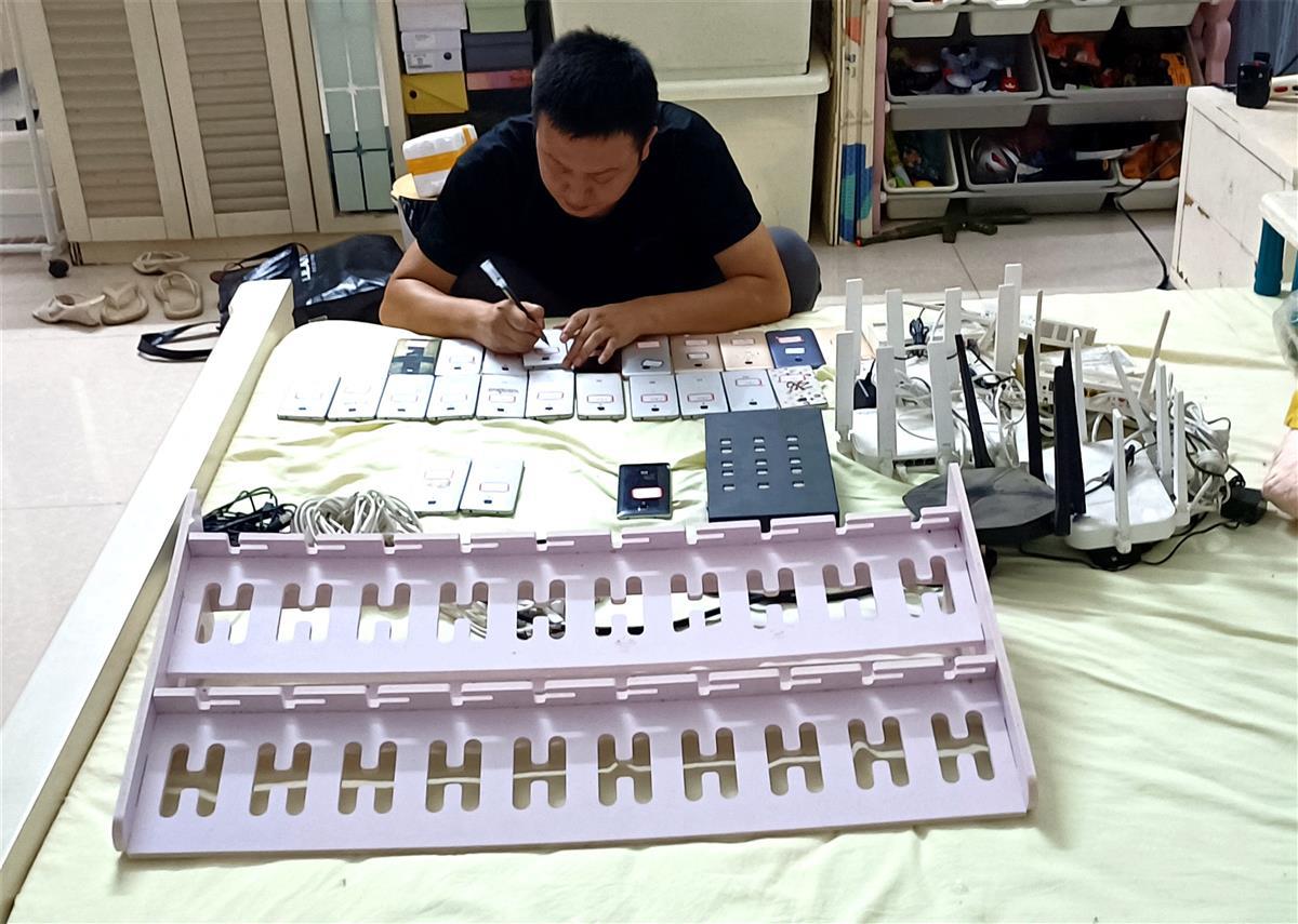 图7：专案组民警在清点涉案工具.jpg