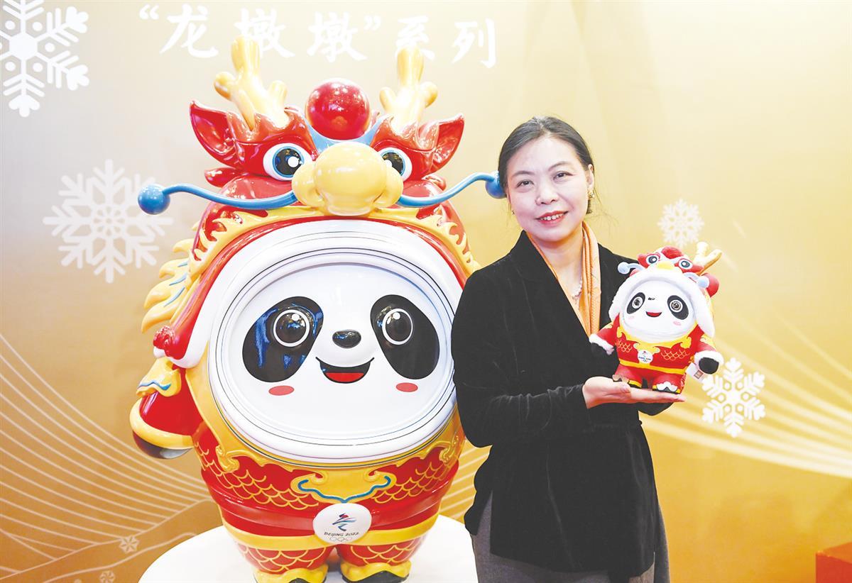 11月29日，中央美术学院设计学院副院长、“龙墩墩”设计师林存真展示“龙墩墩” 新华社发.png