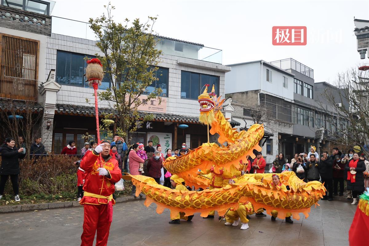 图为舞龙舞狮工作人员正在老北街表演 徐军摄.png