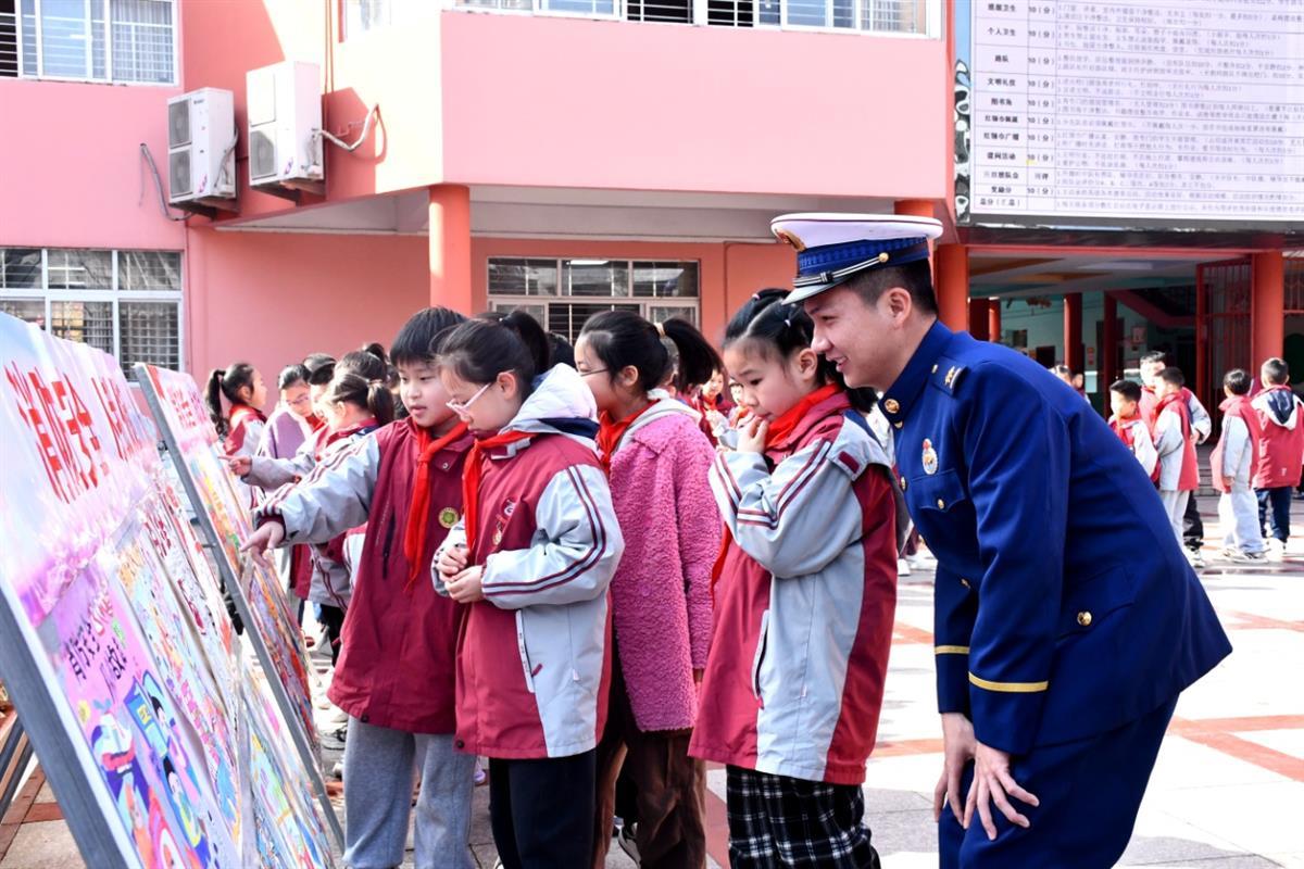 消防员在与学生互动交流（通讯员供图）.jpg