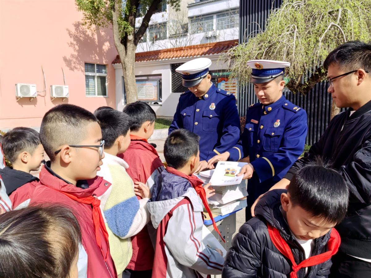 消防员在与学生互动交流 （通讯员供图）.jpg