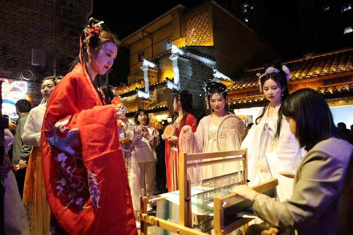 图为老北街“汉服+”打造文旅沉浸式“穿越”体验。 郧轩文摄.png
