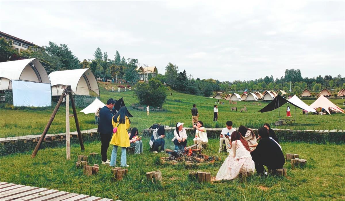 图为“五一”期间大量游客在童话谷·天空牧场享受田园风光。 郧轩文摄.png