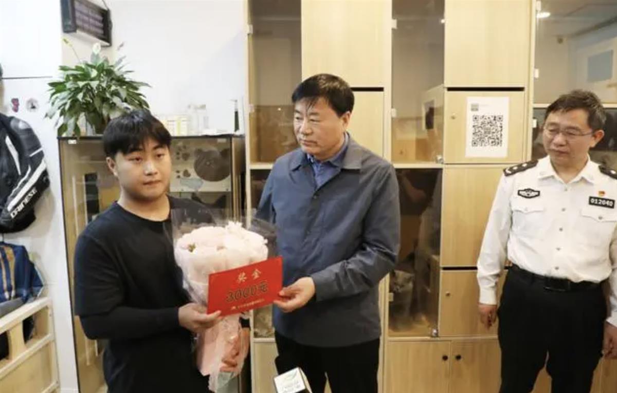 南京“扶起摔倒老人反被讹”小伙获奖励金，当地上月出台办法扩大见义勇为奖励范围