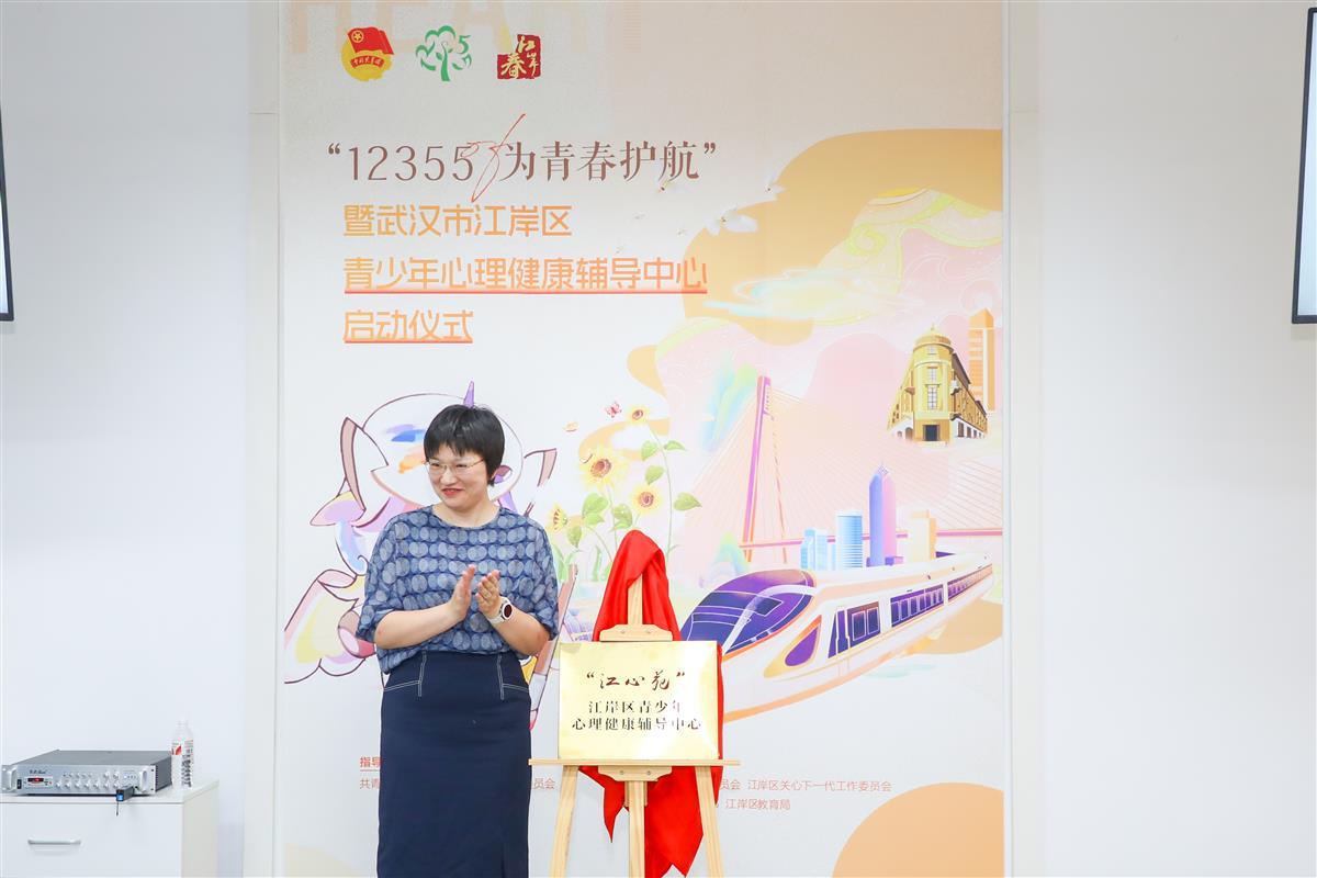 团市委副书记郎坤揭牌.jpg