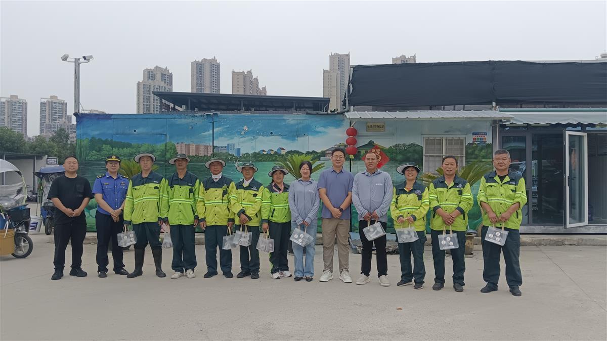 给环卫工人送粽子.jpg
