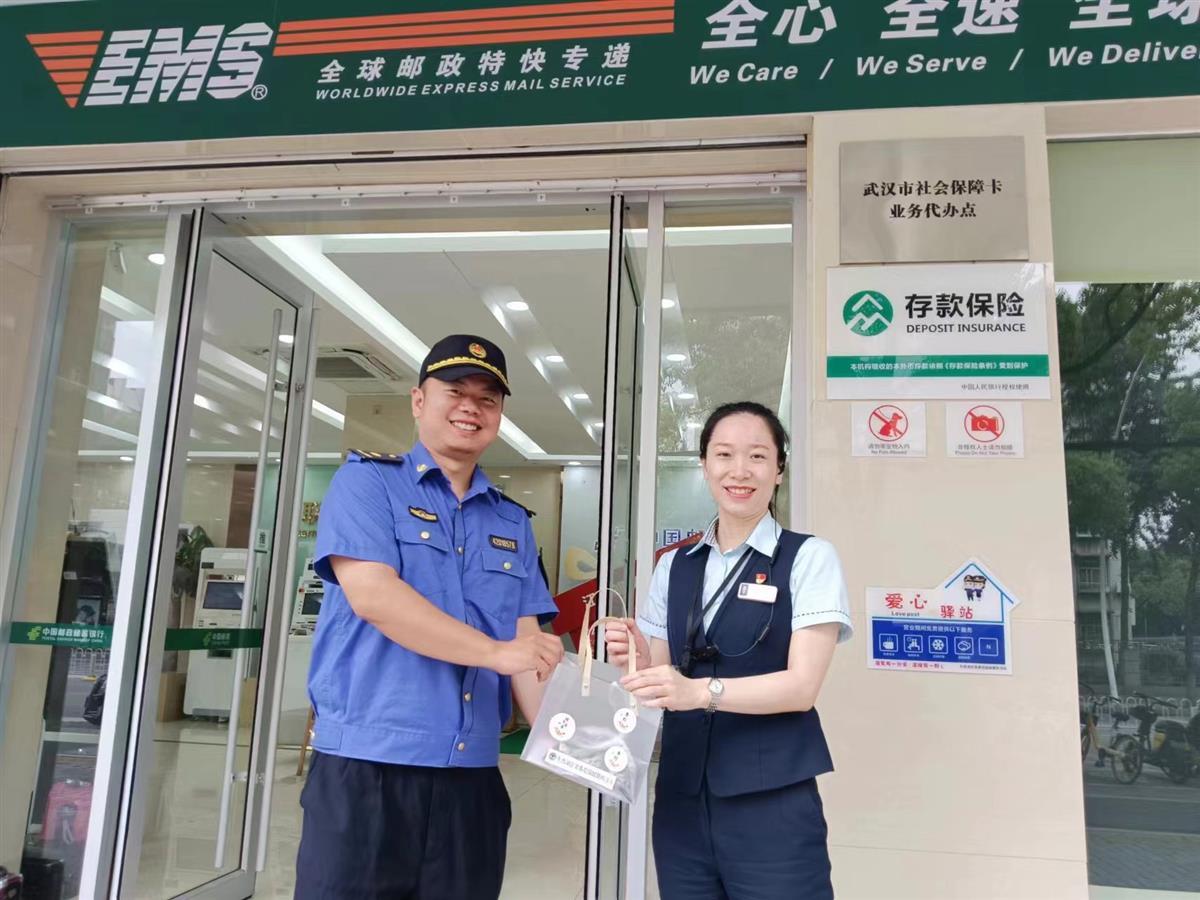 给爱心驿站单位送粽子.jpg