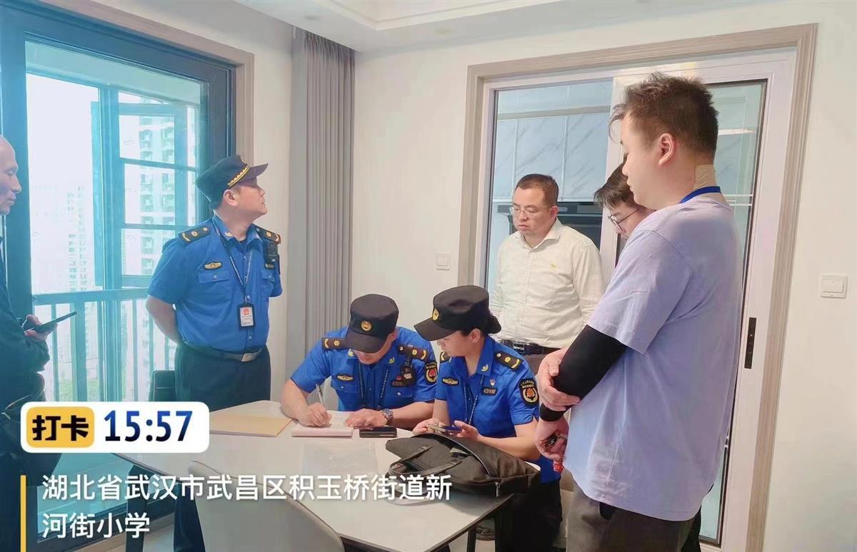 新河社区长江悦小区执法人员上门办案 (2).jpg