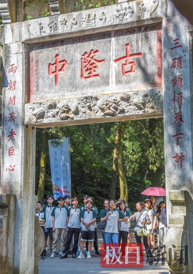 6月14日，上海师范大学行知合唱团的学生在襄阳古隆中进行大学生社会实践 （极目新闻记者 黄志刚 摄）.jpg