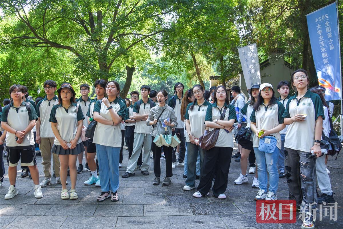 6月14日，上海师范大学行知合唱团的学生在襄阳古隆中进行大学生社会实践（极目新闻记者 黄志刚 摄）.jpg