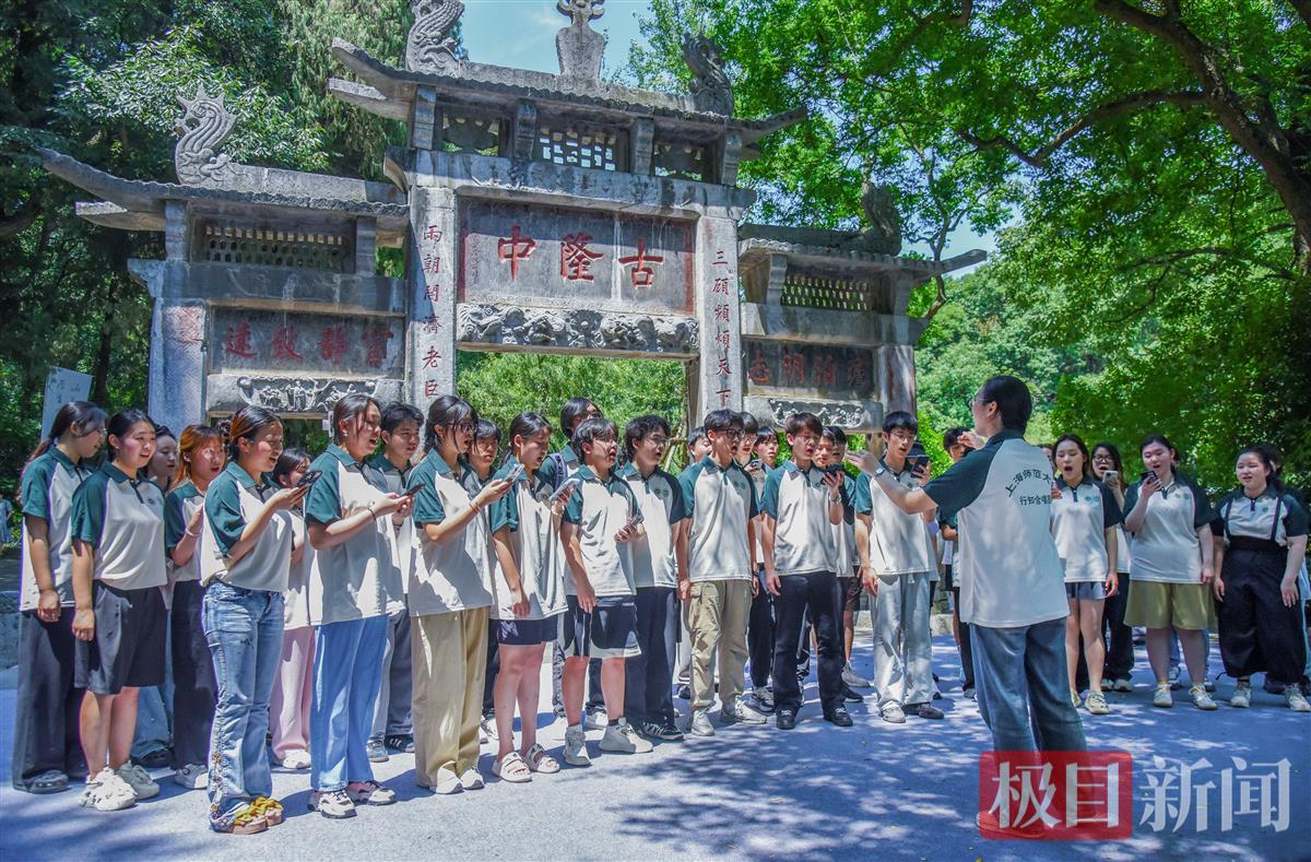 6月14日，上海师范大学行知合唱团的学生在襄阳古隆中演绎大合唱《领航》（极目新闻记者 黄志刚 摄）.jpg