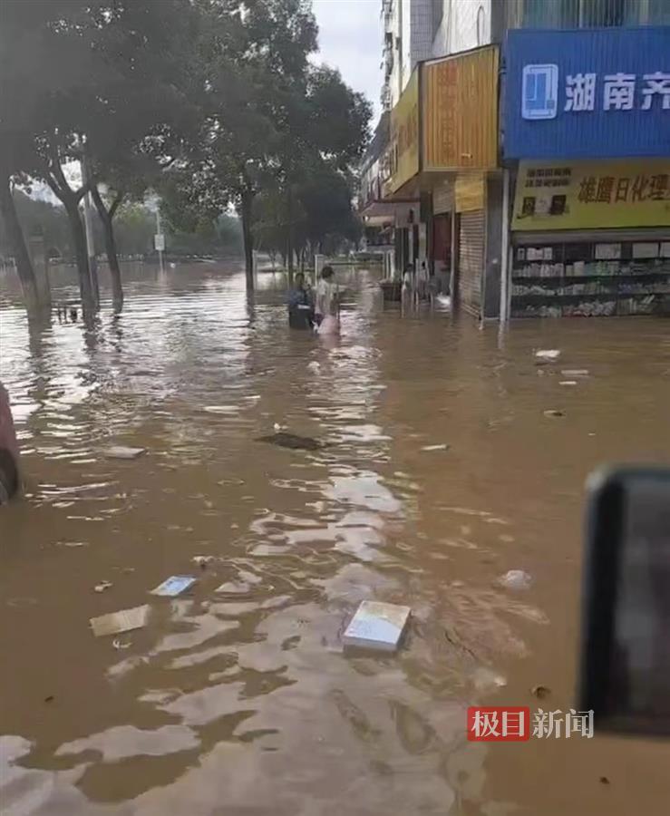 县城局部积水情况 极目新闻记者拍摄.jpg