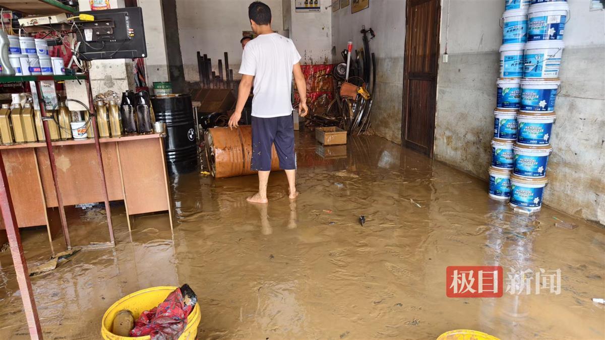 清理店中淤泥 极目新闻记者拍摄.jpg