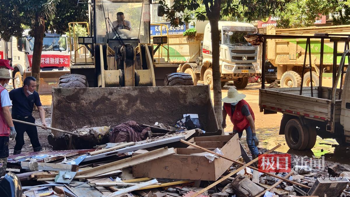 清淤 极目新闻记者拍摄.jpg