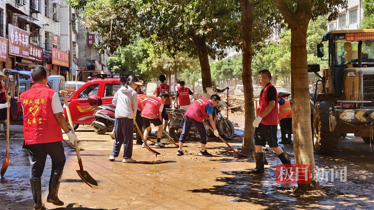 清淤除污 极目新闻记者拍摄.jpg