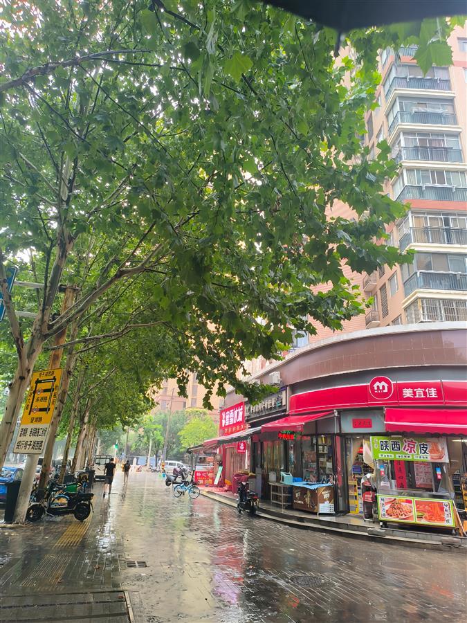 整治清洗后的街区路面焕然一新.jpg