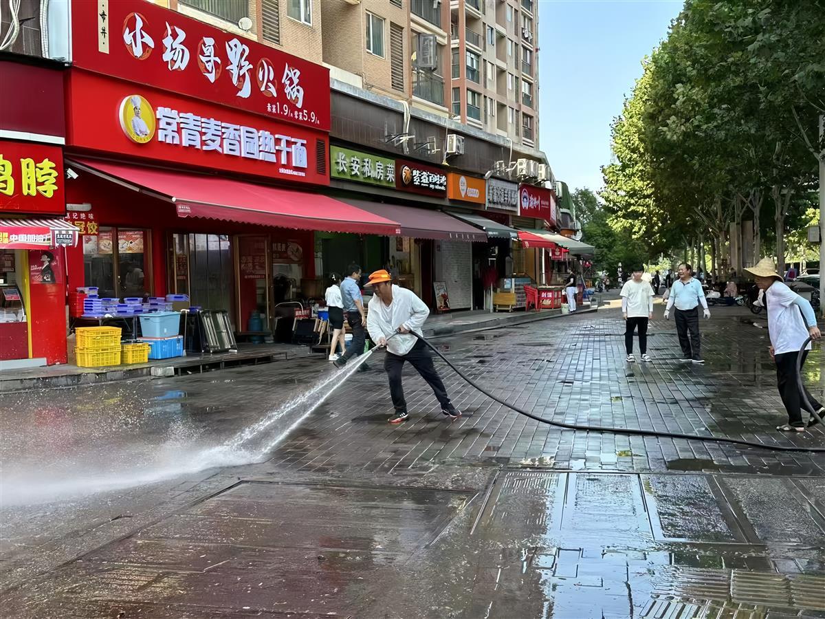 环卫人员对沿街路面进行清洗.jpg