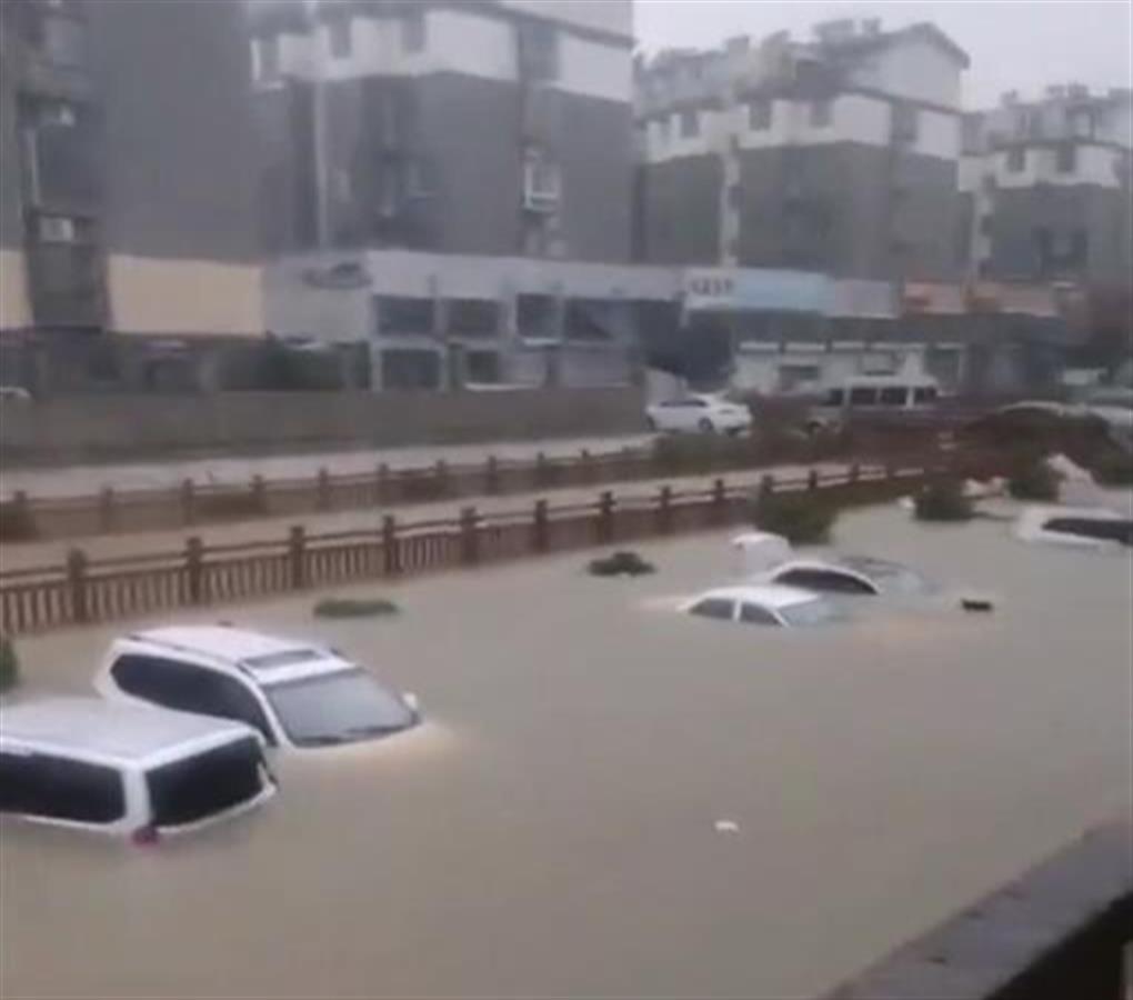 安徽萧县受“贝碧嘉”影响夜降暴雨，居民：河里水漫出来了，低洼处积水没过车顶