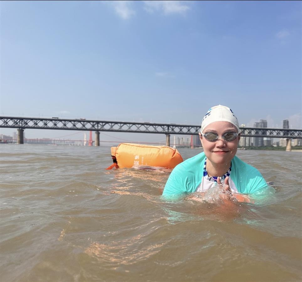武汉联家高寒在长江游泳.jpg
