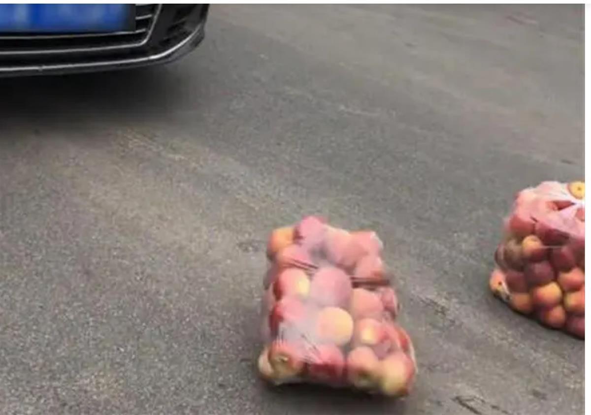 A果农把苹果摆成一排阻路1.png A果农把苹果摆成一排阻路1.png