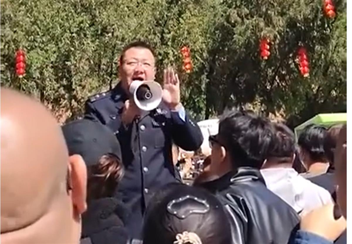 公安局长现场喊话治堵1.png