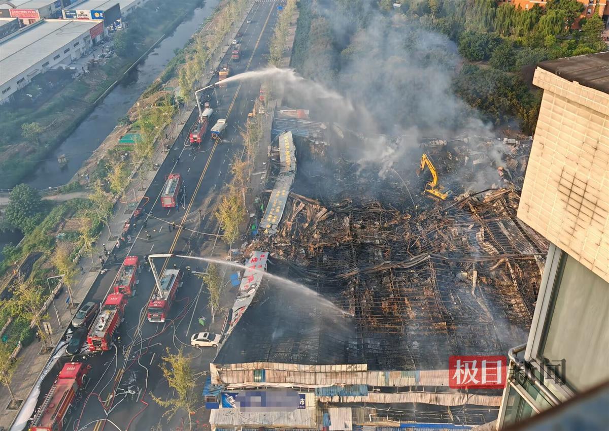 实探“成都一联排商铺失火”：建筑大片垮塌，消防正清理火场-第2张-百科-剧情社