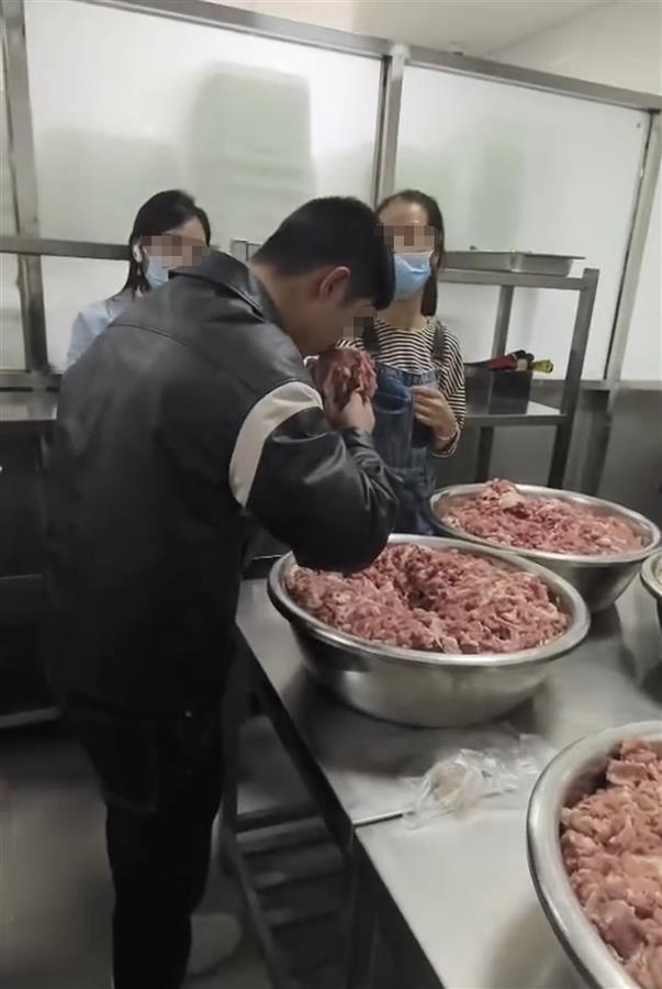 家长吐槽昆明一学校食堂卖“臭肉”，教体局已介入-第1张-资讯-微晨网络