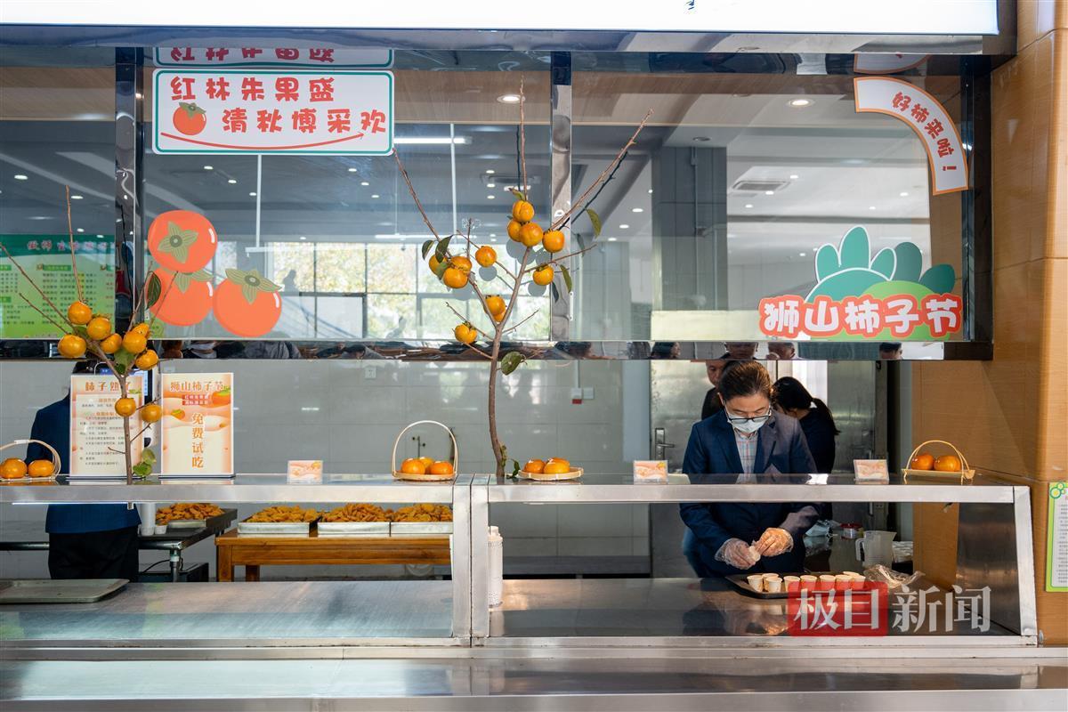 荟园食堂一楼活动窗口(学通社记者 王文硕 摄).jpg 荟园食堂一楼活动窗口(学通社记者 王文硕 摄).jpg