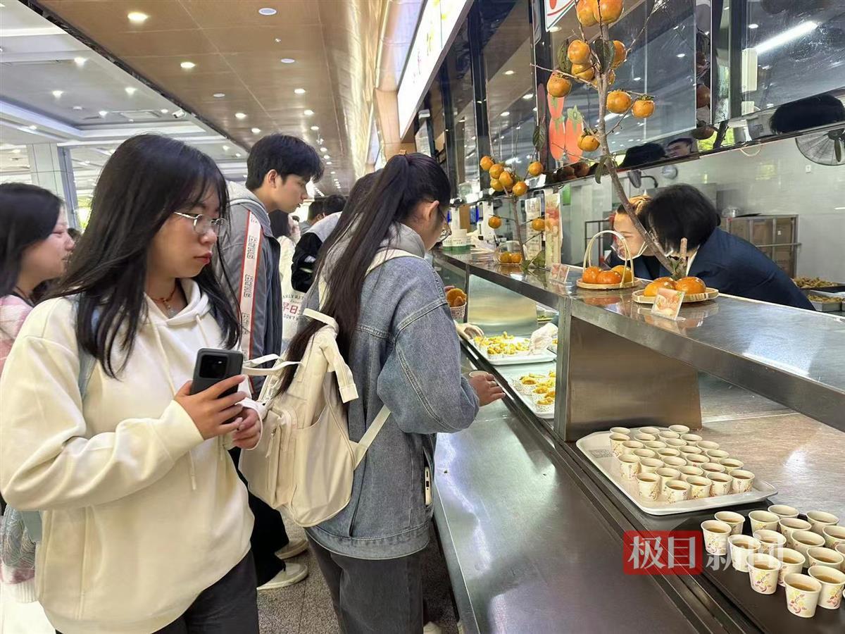 同学们领取柿子美食(刘凡 摄).jpg 同学们领取柿子美食(刘凡 摄).jpg