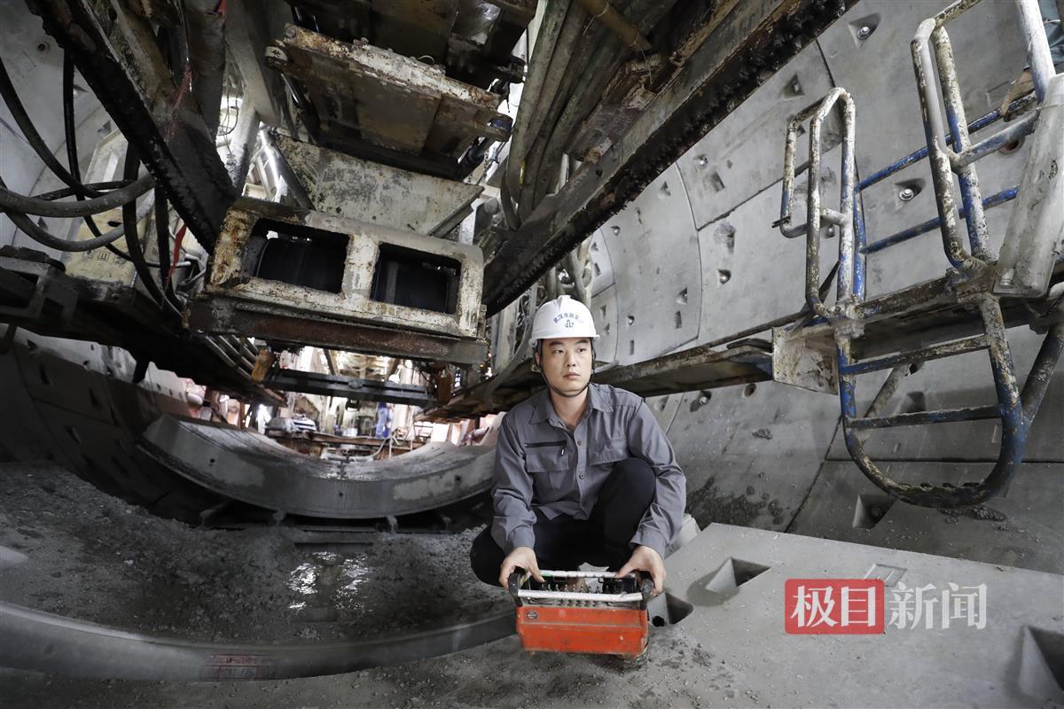 10月24日，12号线科普公园站至钢都花园站，盾构机拼装手拼装管片。袁永华 摄.jpg