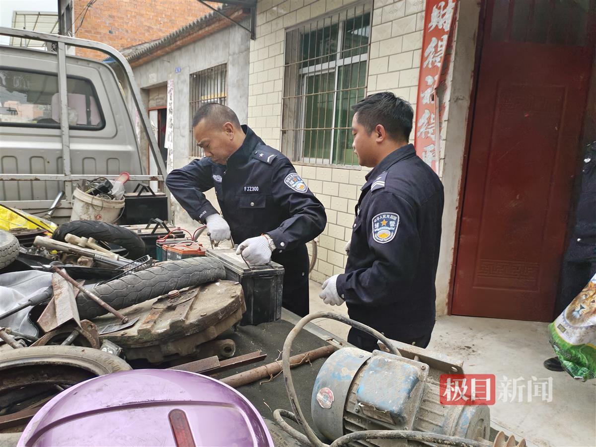 查获嫌疑人家中盗窃赃物.jpg