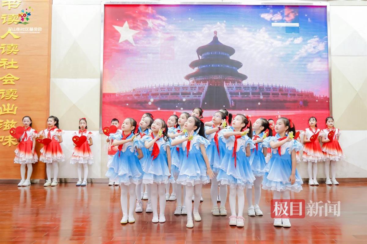 节目表演.jpg 节目表演.jpg