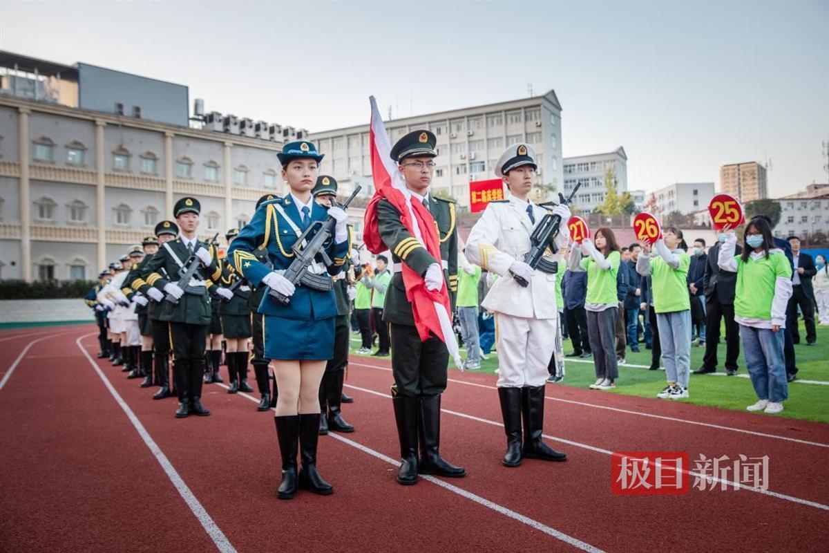 湖北医药学院国旗护卫队风采.jpg