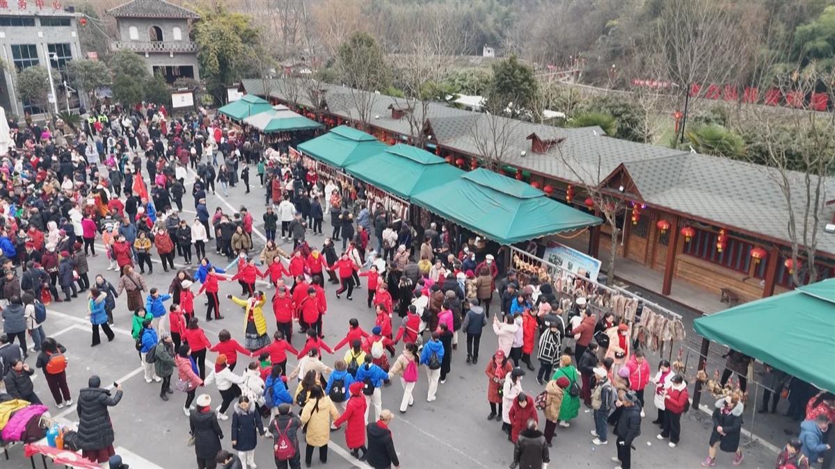 年货节上热闹景象（通讯员 供图）.jpg